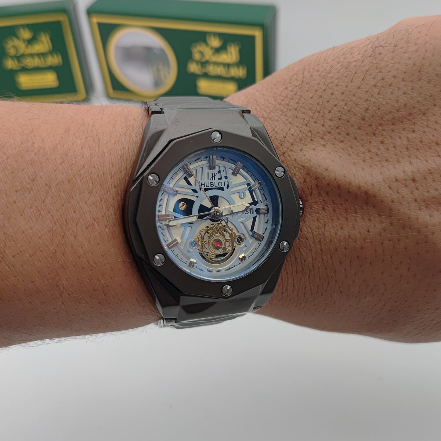 ساعة هيبلو  رجالية بيغ بانغ – تصميم مفتوح فاخر – كوارتز دقيق [أسود/فضي]